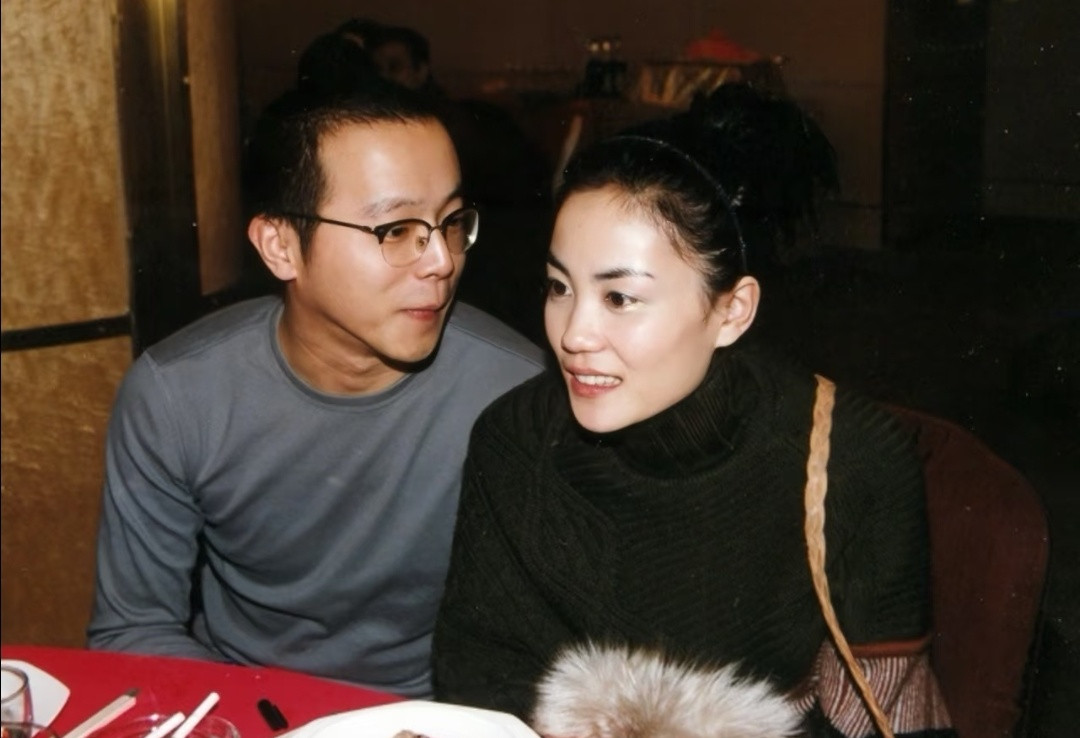 王菲与窦唯：一场奋不顾身的爱恋，终究败给烟火现实九十年代华语乐坛，王菲与窦唯的相遇，被无数人称作灵魂