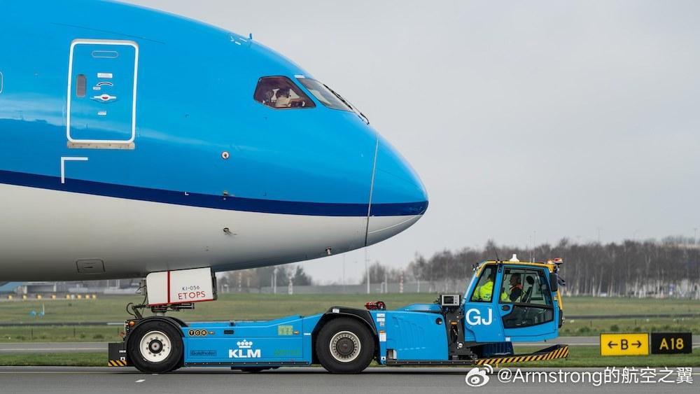 KLM的首辆电动戈德霍夫飞机拖车开始服役，型号是PhoenixAST2E，是畅