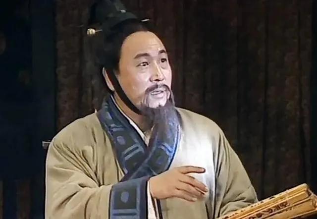 公元前681年，齐国国库里堆着的不是金银，是盐。一筐筐粗粒海盐，从临淄城外的盐