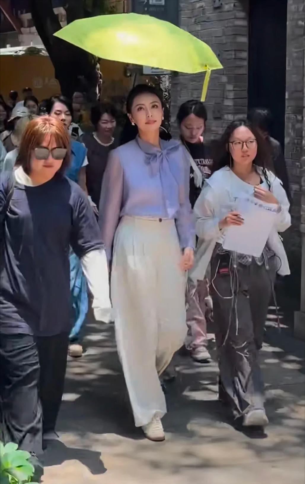 不愧是央妈严选的美女主持人，这眼光真绝了！感觉她这条件丝毫不输周涛，董卿啊，哪怕