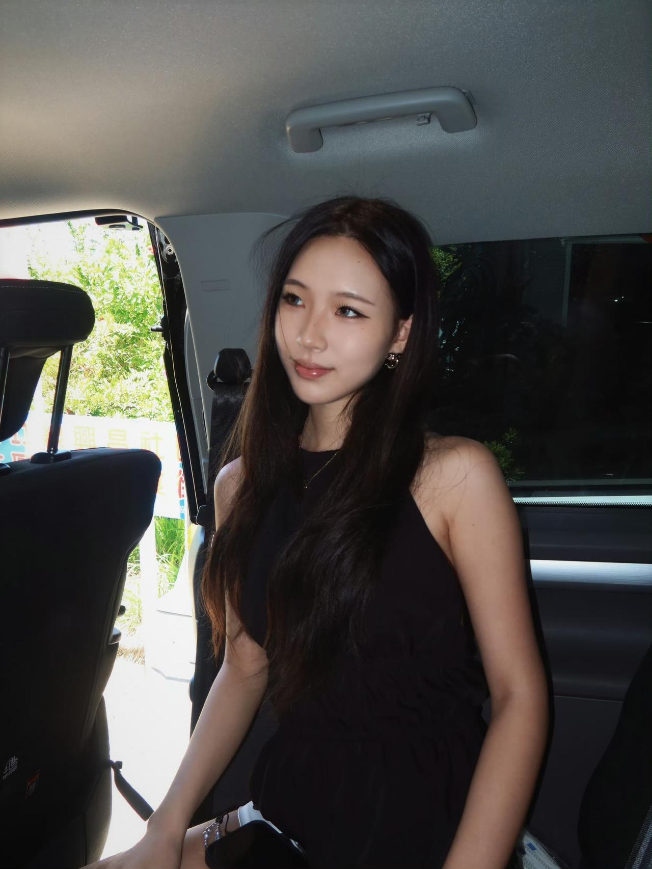 小S大女儿晒照片这事还挺有意思。照片里的她确实很漂亮，五官精致，气质也不错。可就