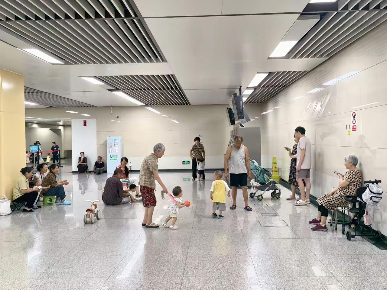 “地铁开放纳凉区，成都人有福”这是成都人这几日见面说的最多的一句话这两天，成