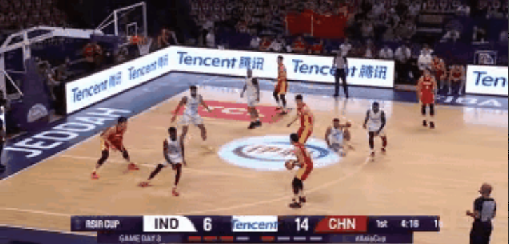 中国男篮后卫廖三宁真是太嚣张了！在今天进行的中国男篮和印度男篮的小组赛中，当时比