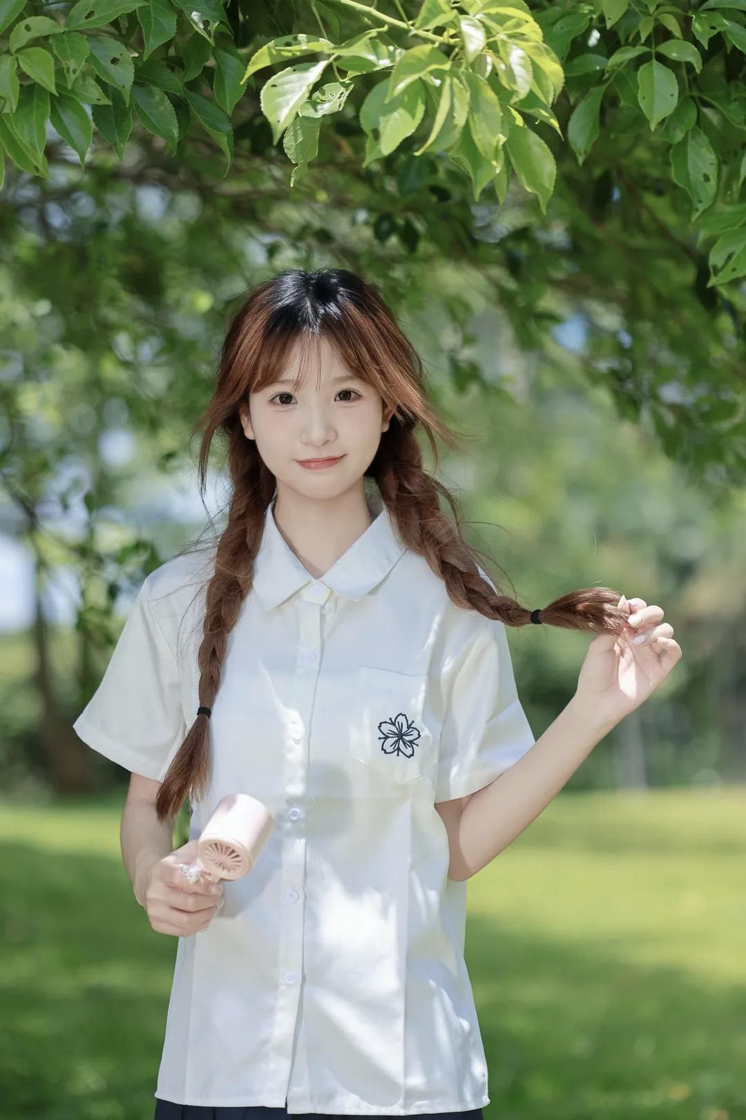 清纯甜美的样子漂亮吗秋风萧瑟，阳光明媚分享甜美小姐姐随手拍你觉得什么样的美女算