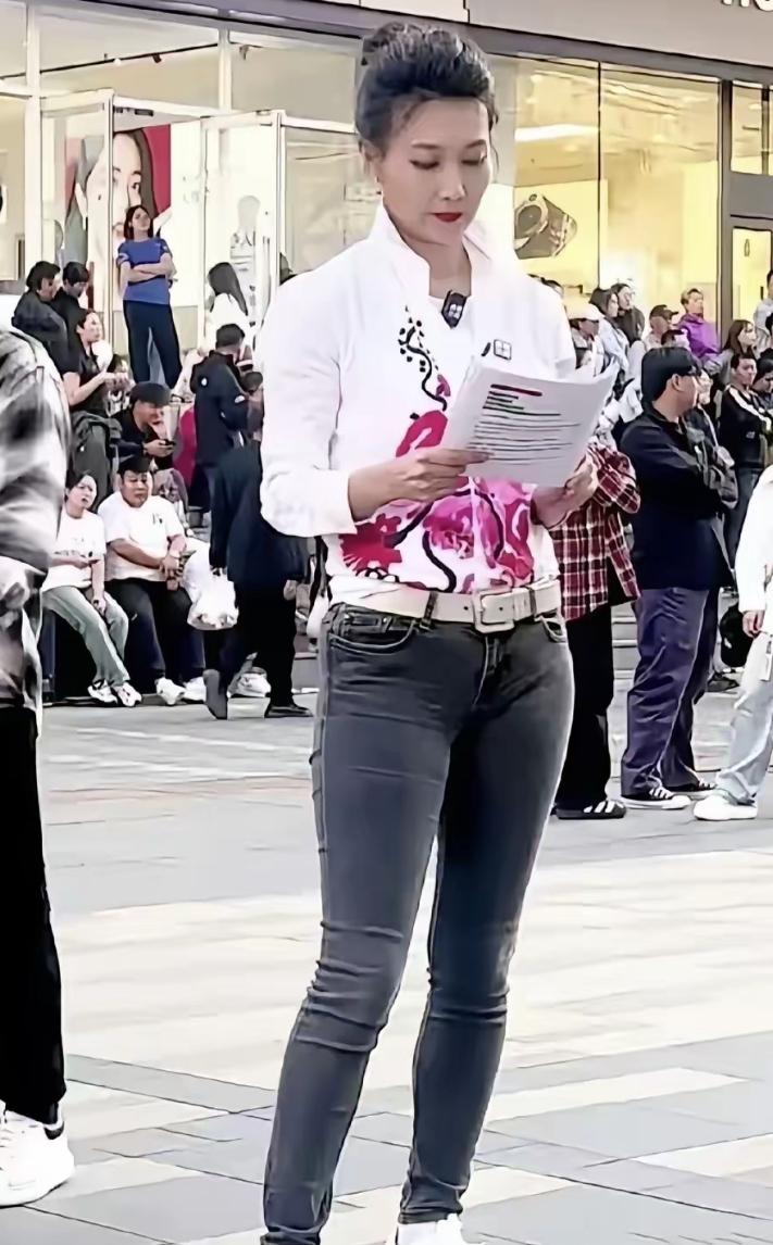 她是央视新闻联播女主持人，她五官庄端大气，眉眼清秀明亮，鼻梁挺拔，唇形优美，身材