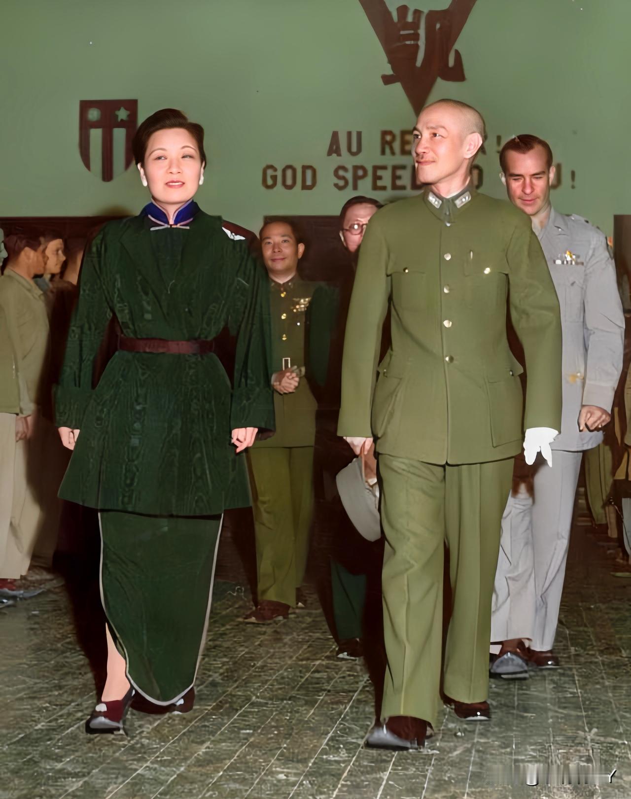 这是1945年宋美龄与蒋中正在南京留下的一张老照片，这绝不是演戏，也绝不是影视剧