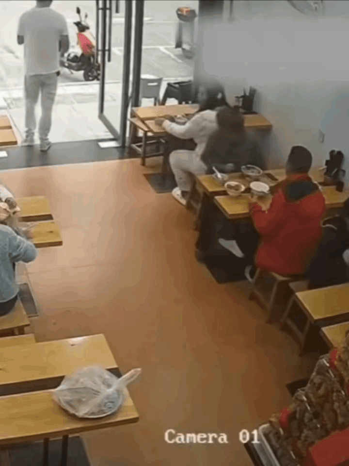 杭州,一家面馆,女子一个人占了两根板凳,小伙子礼貌提醒,结果女子直接火了,端起自