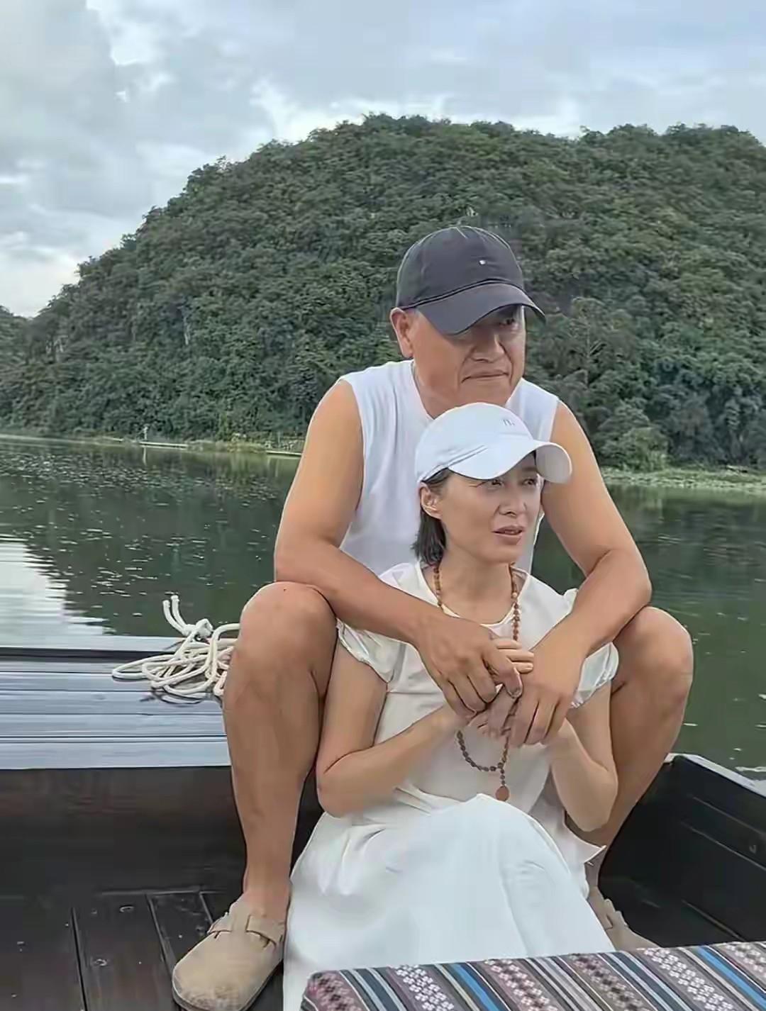 49岁可云扮演者徐露和导演老公旅游照片公开，徐露属于闪婚，结婚二十多年夫妻感情依