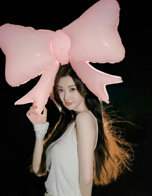 景甜工作室真的请高人了吗？现在的风格好适合她，优雅大方又有点少女！