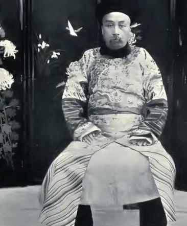 袁世凯身高不足160，从不锻炼，出门进门、上下楼都得靠轿子抬着，可胃口大得吓人！