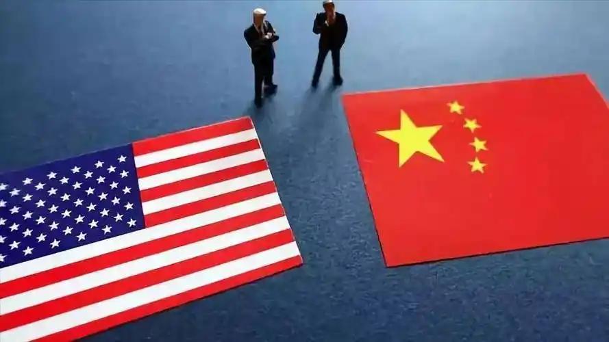 眼下，全世界都在看中美谁先撑不住。现在是中国有货卖不出，急着赚钱，美国是有钱买不