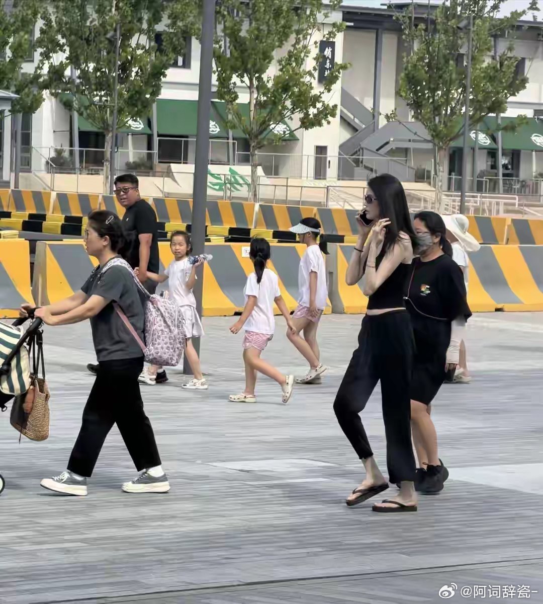 何穗走在阿那亚，气质出众，肤白貌美大长腿，不愧是超模！