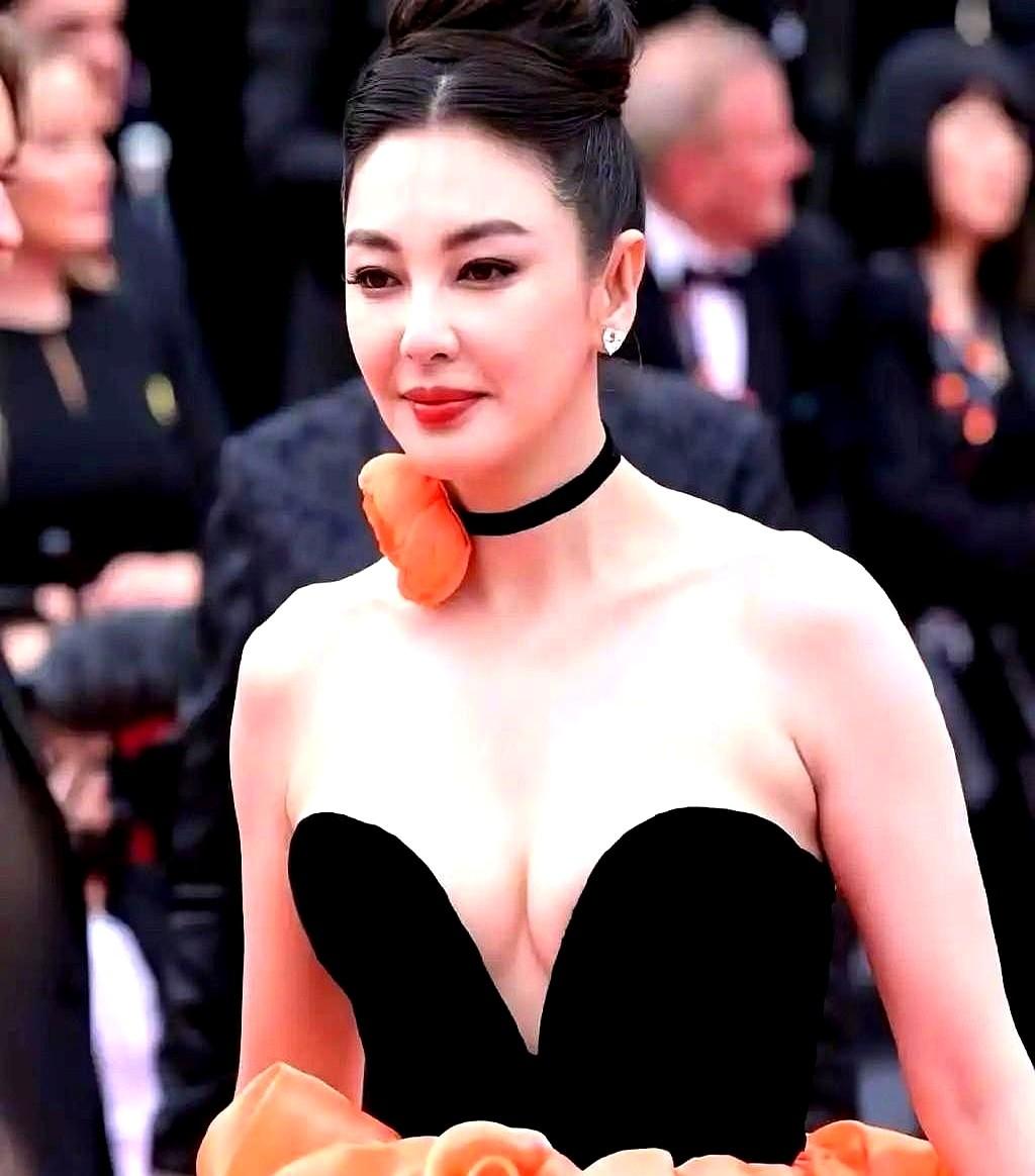 内娱现在还有谁压得住这股大女人做派？张雨绮这套造型出来，答案很明显。黑色抹胸