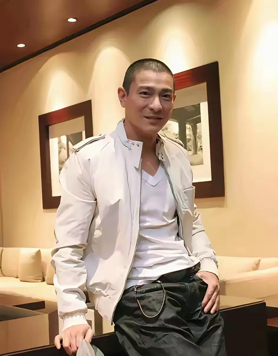 事实证明，刘德华能驾驭各种发型；事实证明，一个真正帅的男人就是连光头这种发型都能