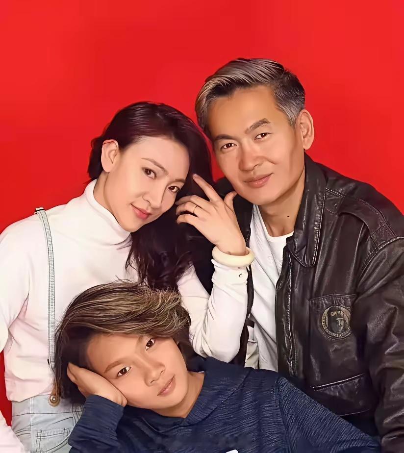 这是中国单板滑雪奥运冠军苏翊鸣的全家福。他是中国单板滑雪领军人物，曾在2022年