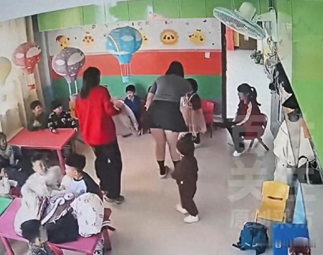 辽宁，家住盘锦的孟先生反映，最近自己3岁的女儿回来闷闷不乐，睡也睡不好，夜里时常