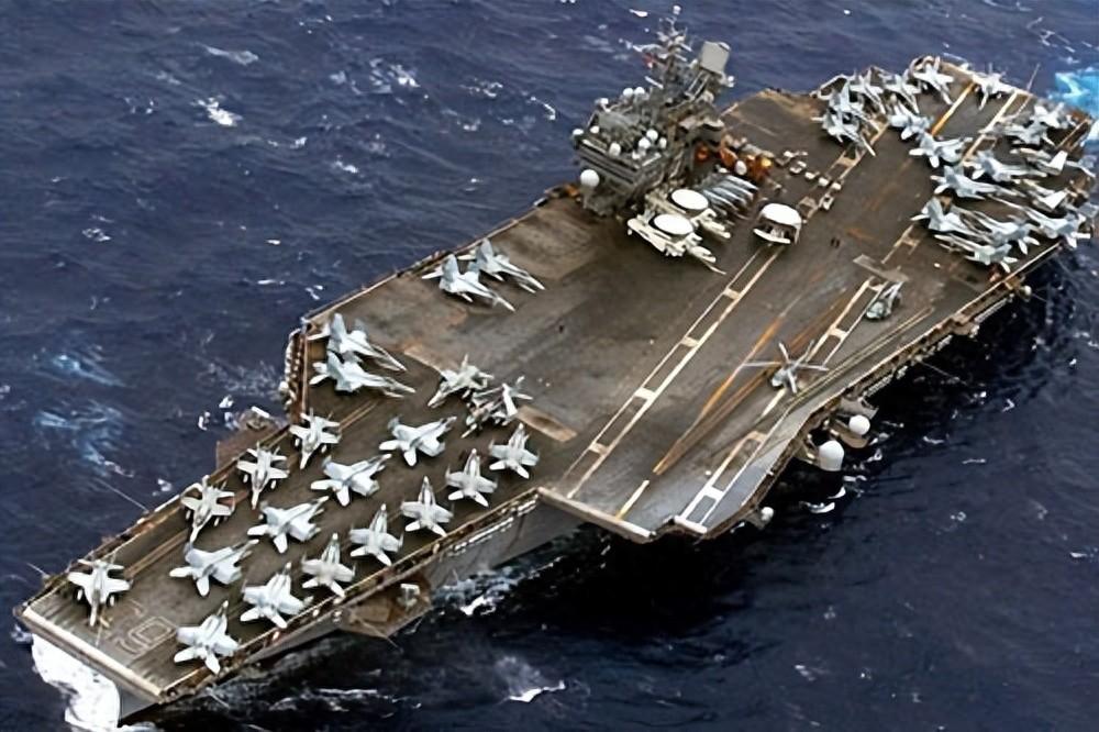 突发！美国航母舰队已逼近黄岩岛，055大驱率队大胆插入打成一团！美国的尼米兹