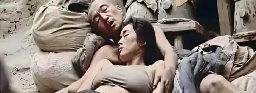 她猛地撕开衣襟扑向他，他手悬半空僵住，监视器后张艺谋硬是没喊停。你是不是以为这