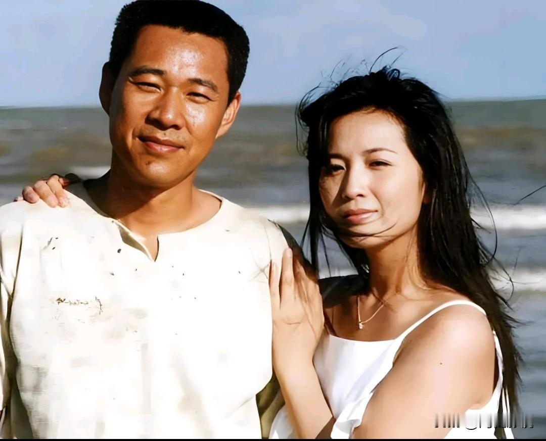 原来他俩是一对夫妻，真般配！1993年，张丰毅结识了小12岁的霍凡，两人情投意