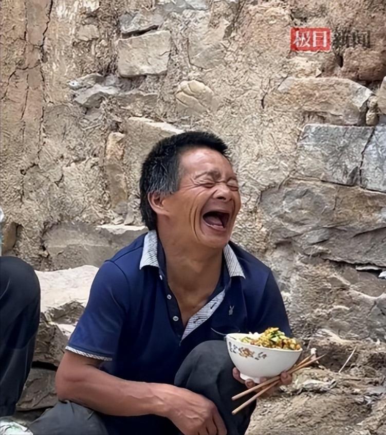 山西长治，残障男子失去双亲成为孤儿无法独自生活，为了让男子活下去，村书记找到全村