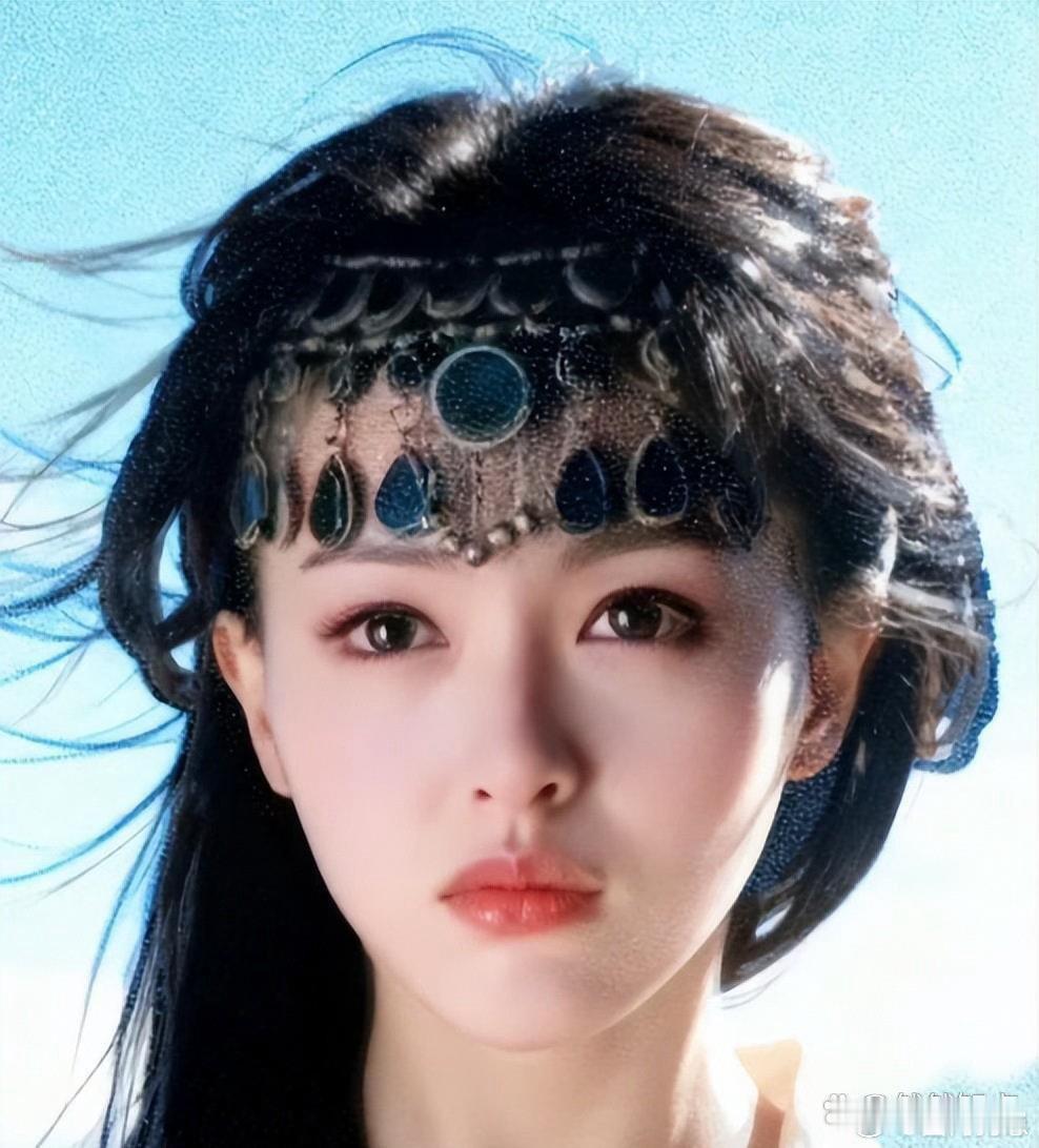 43岁唐嫣街头拍戏被偶遇，素颜状态下脸部饱满、苹果肌圆润，身材紧致纤细，长腿格外