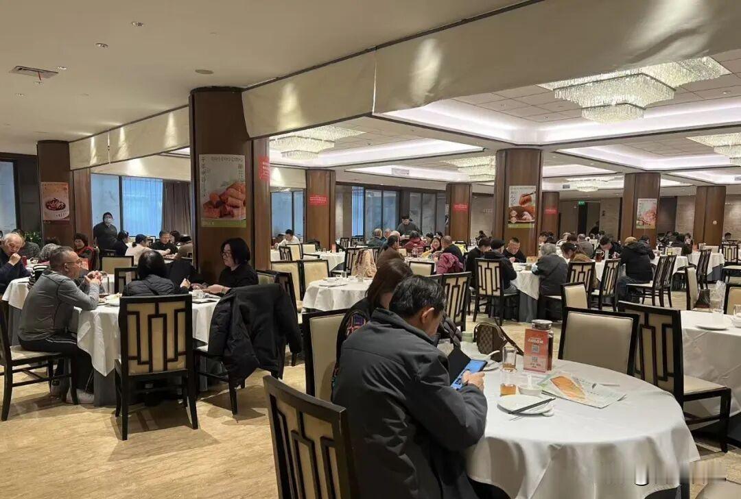 杭州年夜饭抢疯了！3000元一桌还订不到？你说这年过得有多热闹，还没进腊月呢