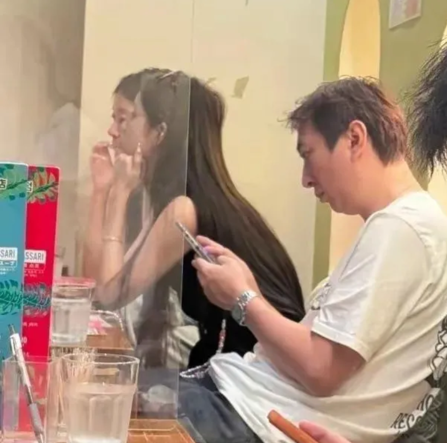 王思聪身体透支严重，看他和女友懒懒最新露面，腰直不起来，一直驼着背，秃头越来越严