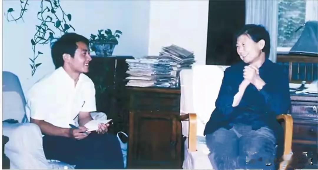 1985年8月，著名营养专家陈云同志的夫人于若木（右）在中南海接见时任山东即墨黄