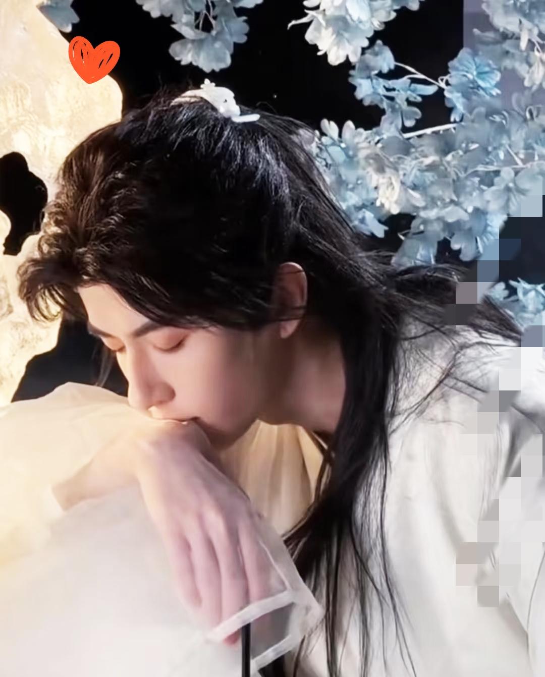 我剧组跑龙套的朋友，之前偶遇过于朦胧好几次，他跟我吐槽：这人也太温柔了，