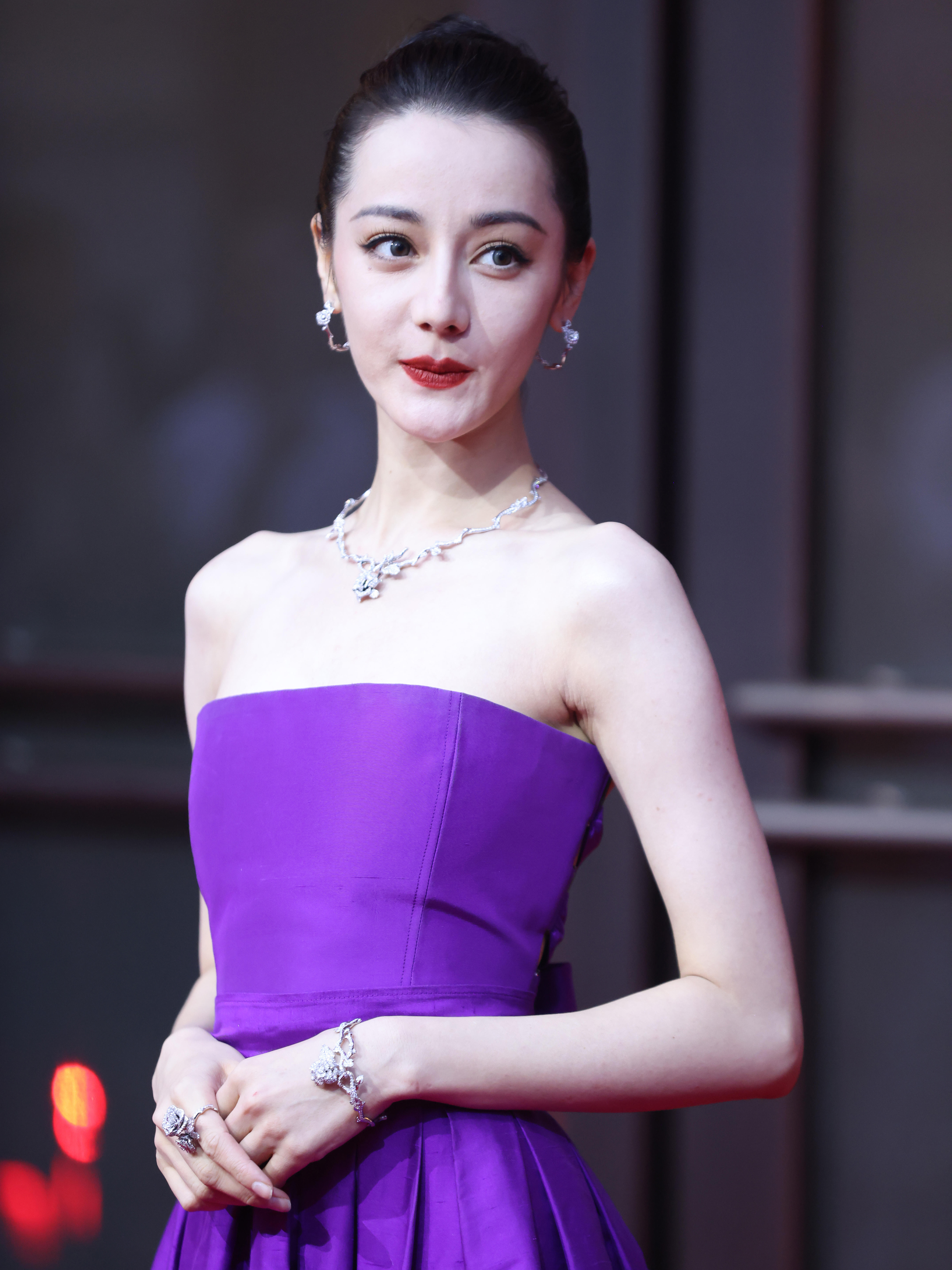 迪丽热巴生图从不失手，性感高贵气场全开！​​​
