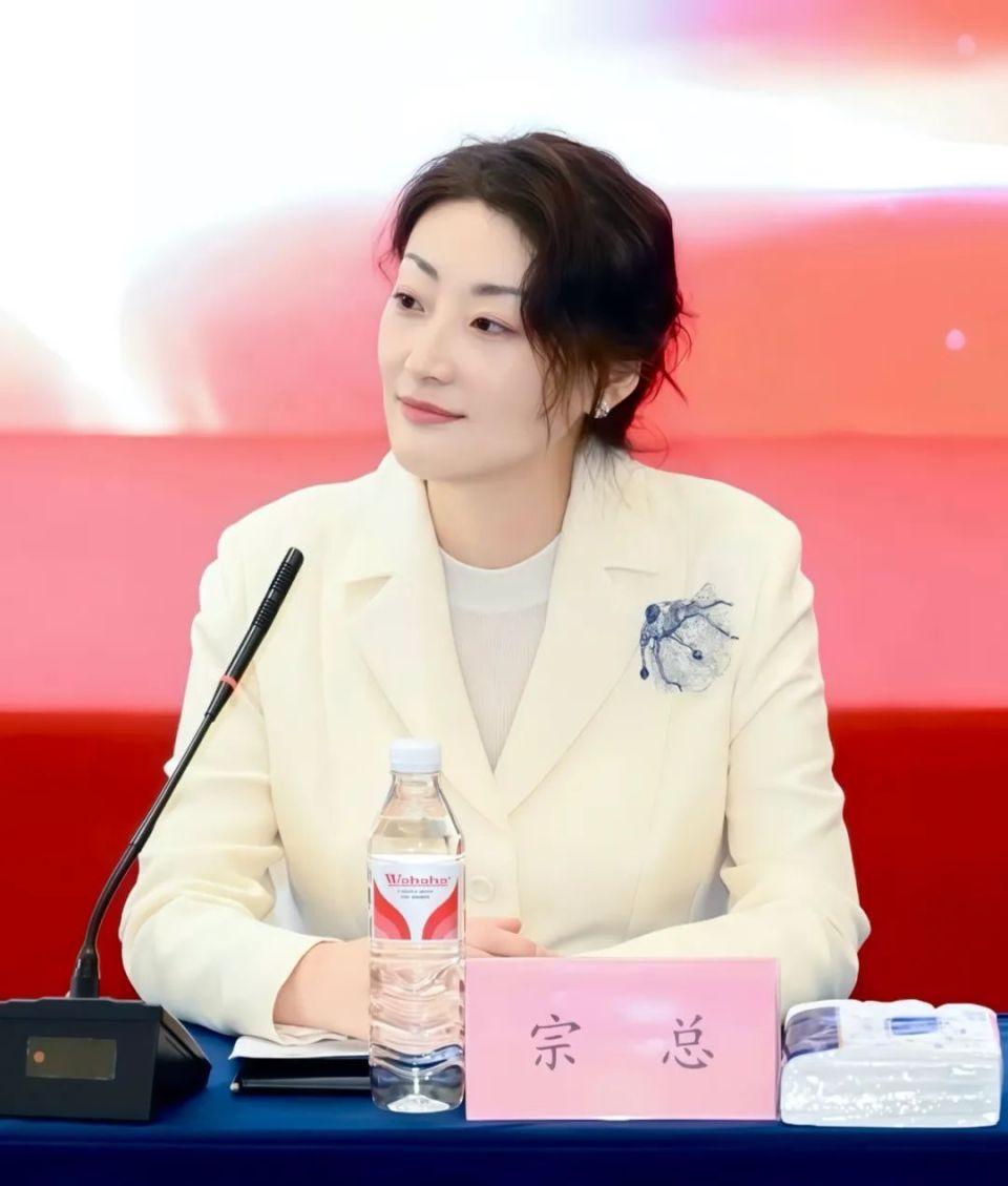 根据《财新》独家报道，宗馥莉、杜建英、杭州国资三方可能达成一致意见，围绕娃哈哈品