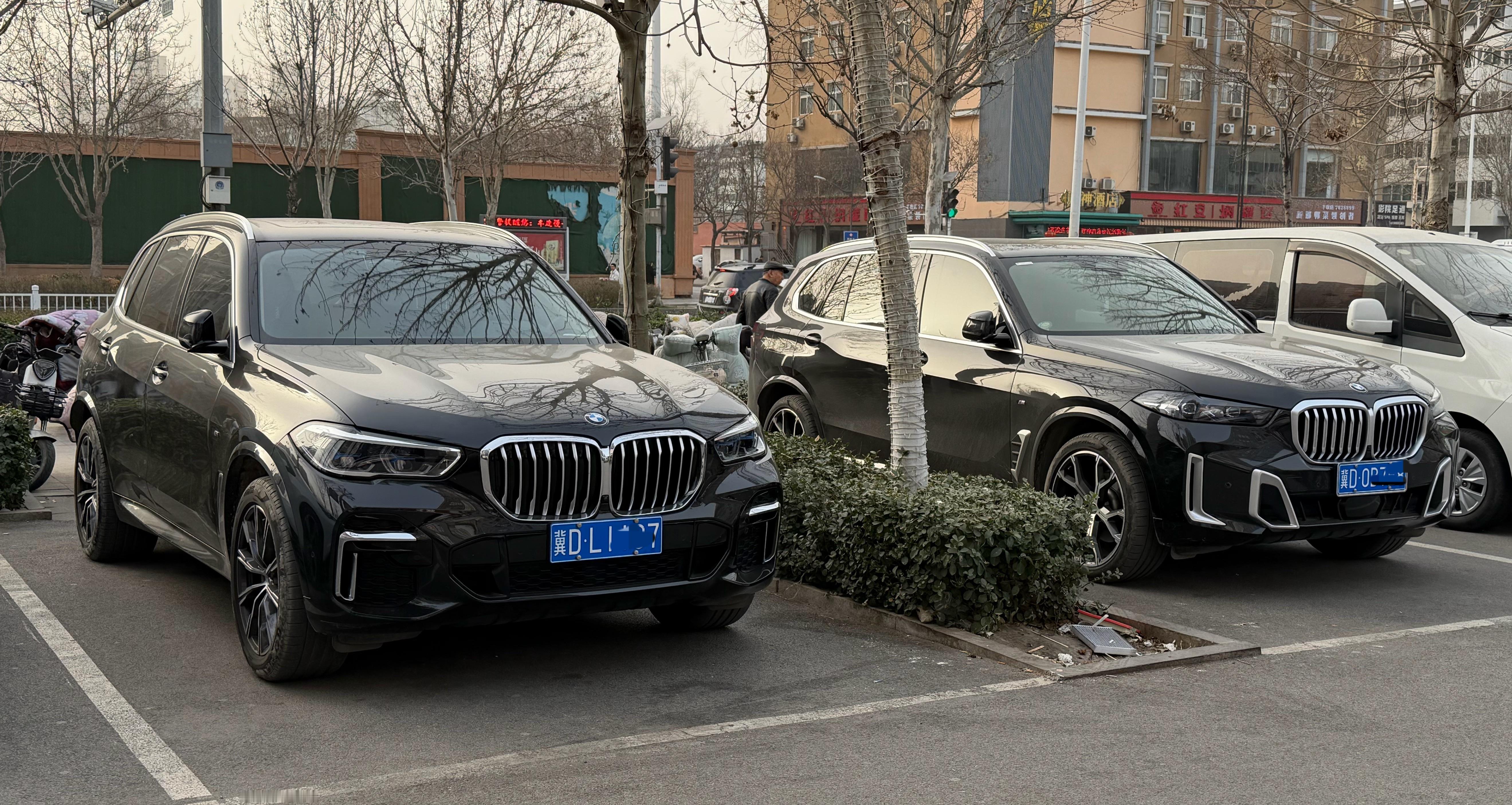 偶遇两台改款前后的宝马X5那相较而言，其实我更喜欢前期款它的前灯灯组更大，感觉更