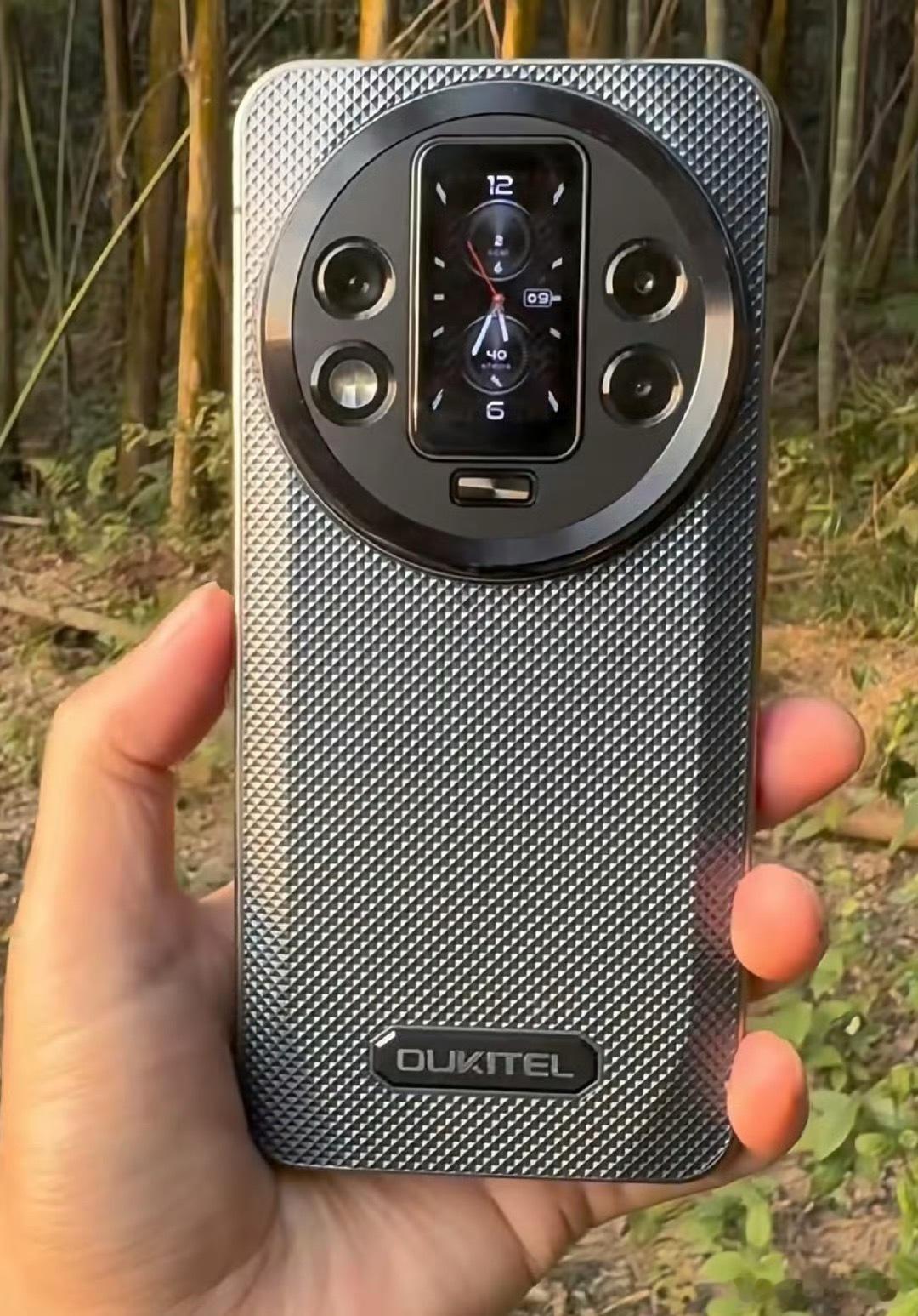 在手机上是镜头背面，拿下来就是电子手表，这个设计有点意思，你们知道这是什么手机吗