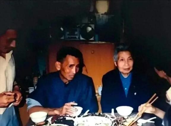 1987年，晚年的曾志来看望儿子石来发，石来发准备了一桌丰盛的饭菜，看得出儿子对