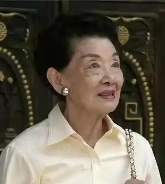 没想到曾经“云南王”龙云的独女，在美国住了大半辈子，82岁高龄却带着11个儿孙从