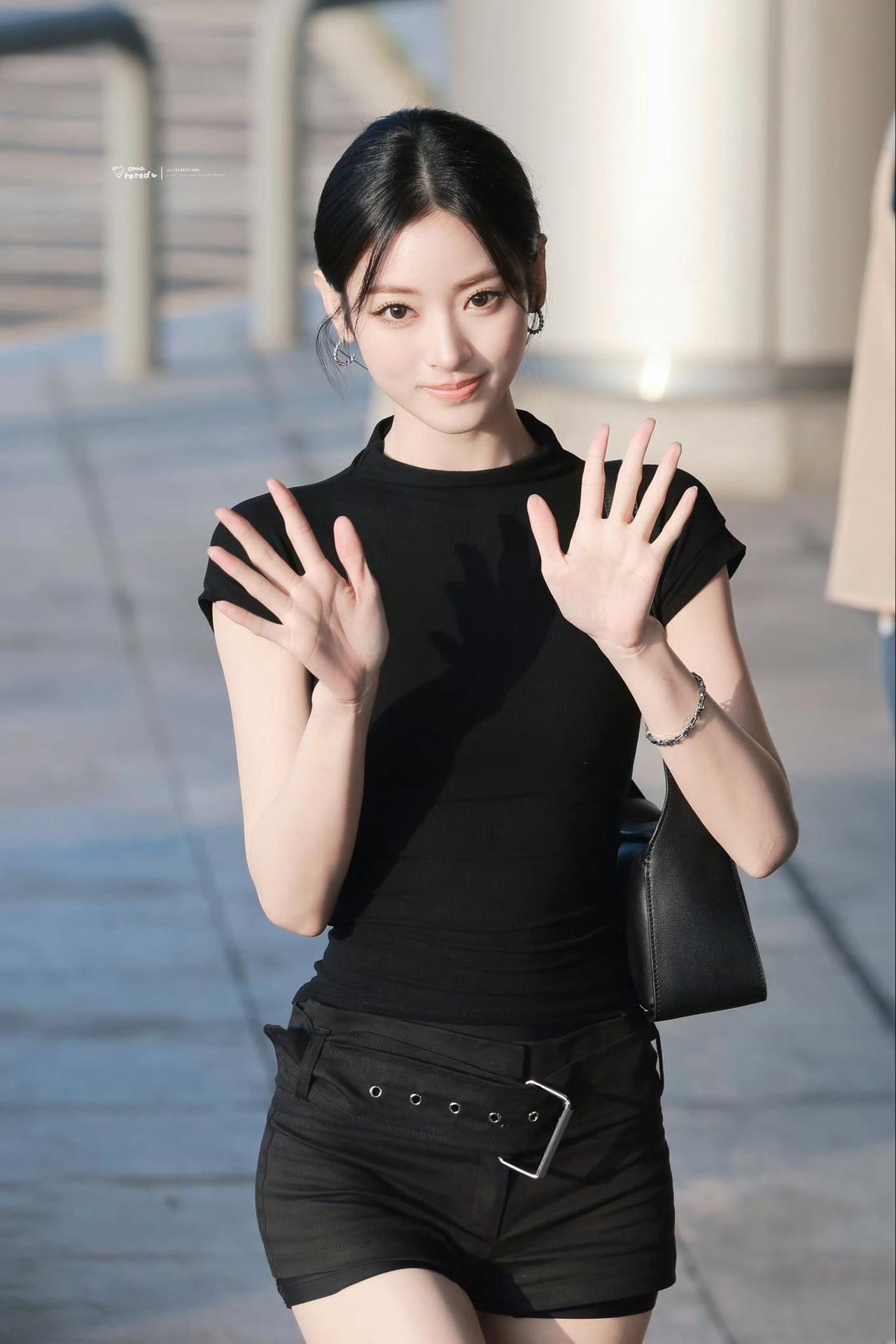 Anna清冷黑长盘发，简约淡妆，一身黑色穿搭，长腿线条格外吸睛
