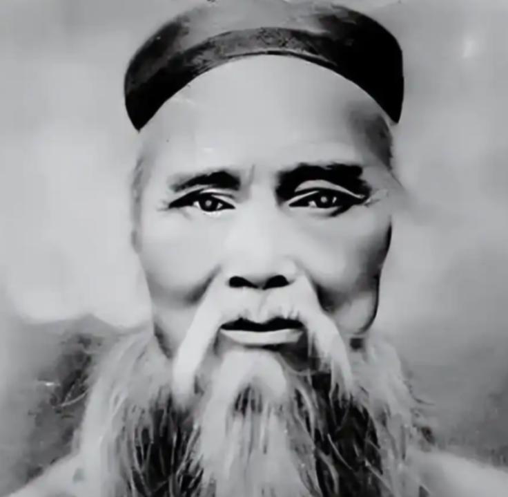 1932年，武当山一位72岁的老道，差点把三十多个土匪吓破了胆。面对明晃晃的砍刀