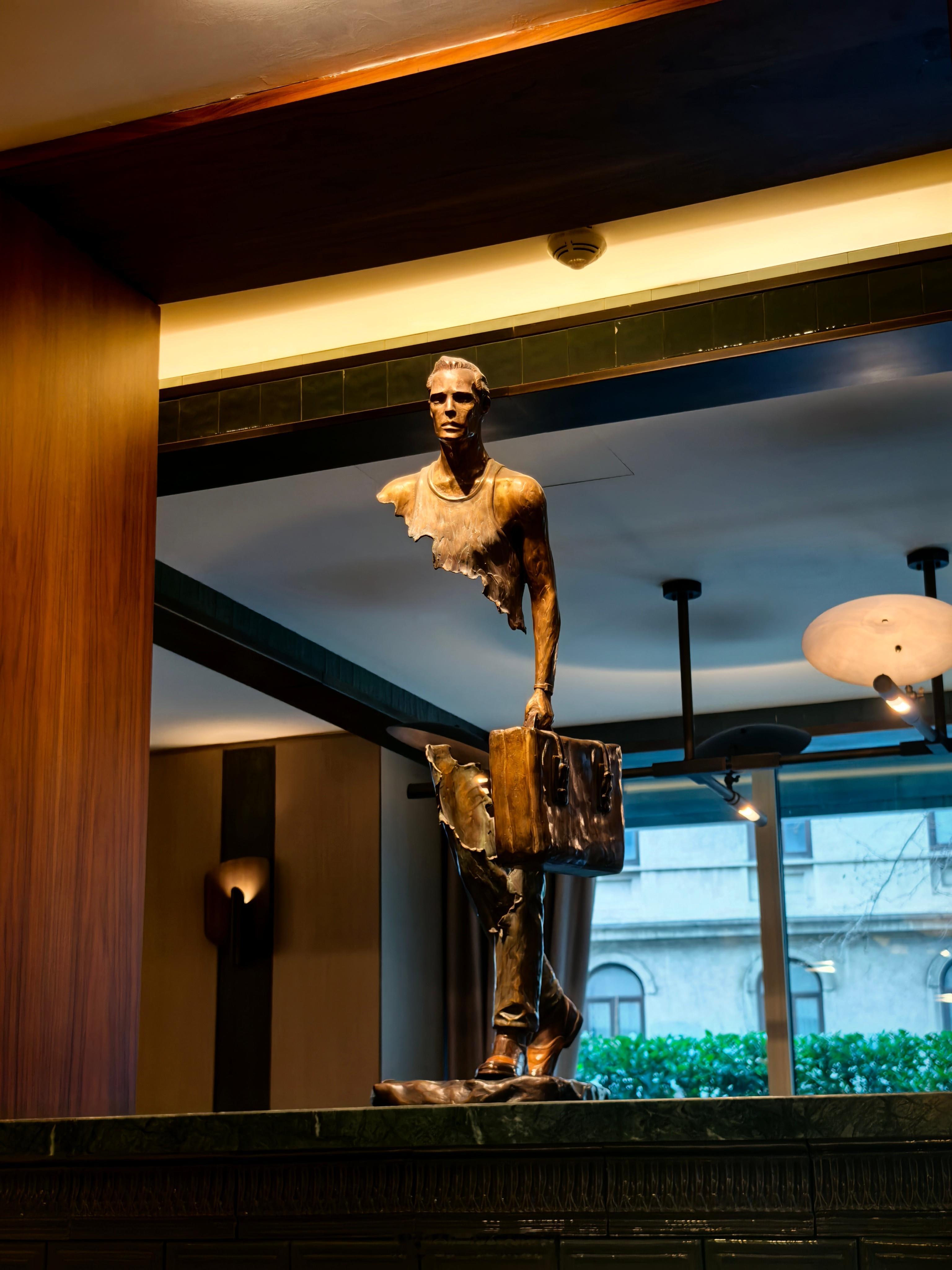 酒店随手一拍，请问怎么理解这个雕塑？