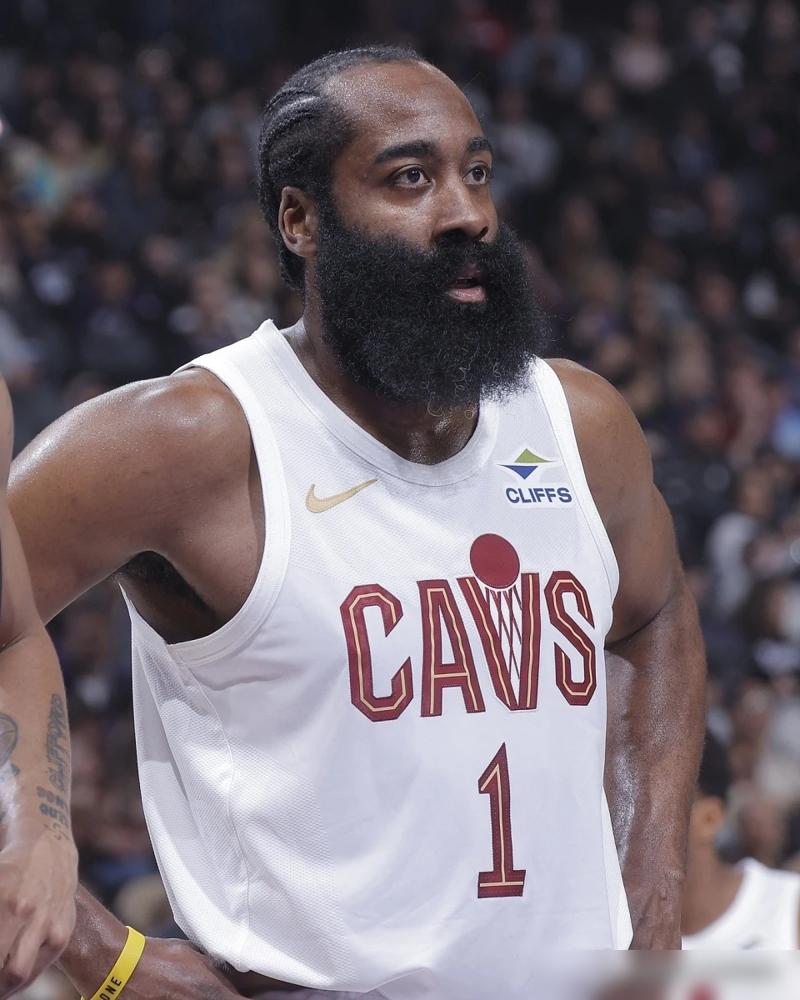 你见过一个手指骨折的人，硬扛着打完NBA比赛吗？哈登就这么干了。医学报告白纸