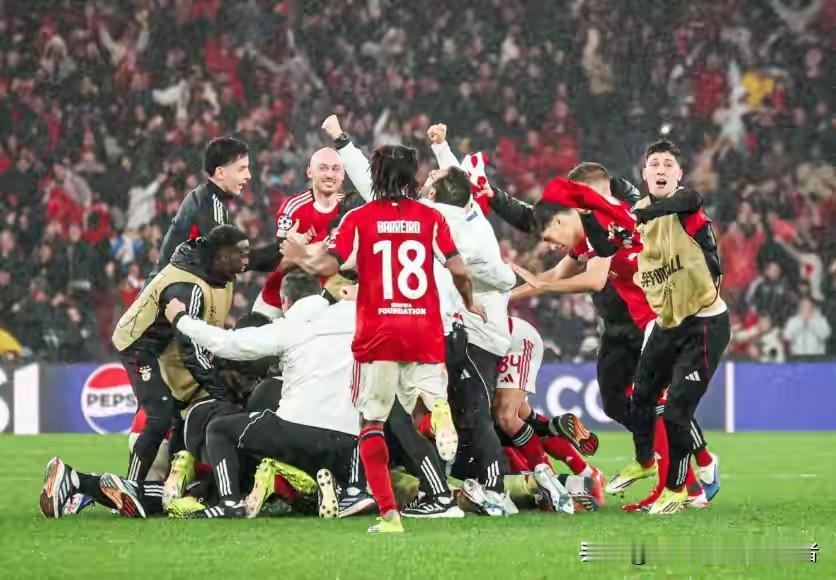 光明球场的补时最后一秒，足坛聚光灯再度聚焦那位永不低头的狂人。六十三岁的穆里尼奥