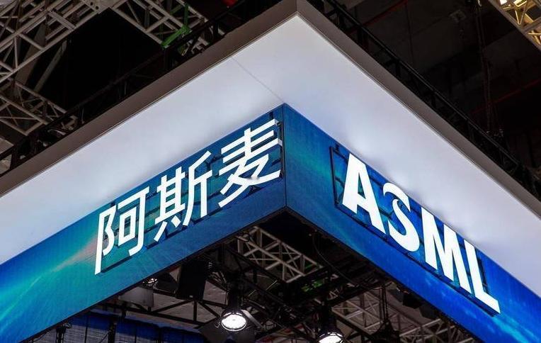 就在昨天，荷兰光刻机巨头阿斯麦突然放出一个重磅炸弹，直接让全网炸锅，CEO克里斯