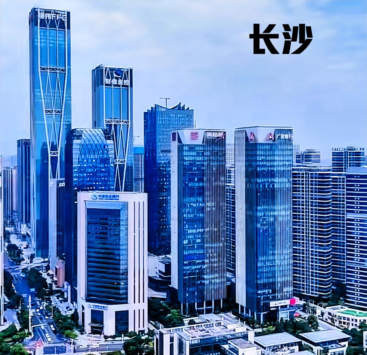 长沙金融中心，最高的那栋写字楼，应该要多修几栋才是。金融中心这地方，光一栋最高楼