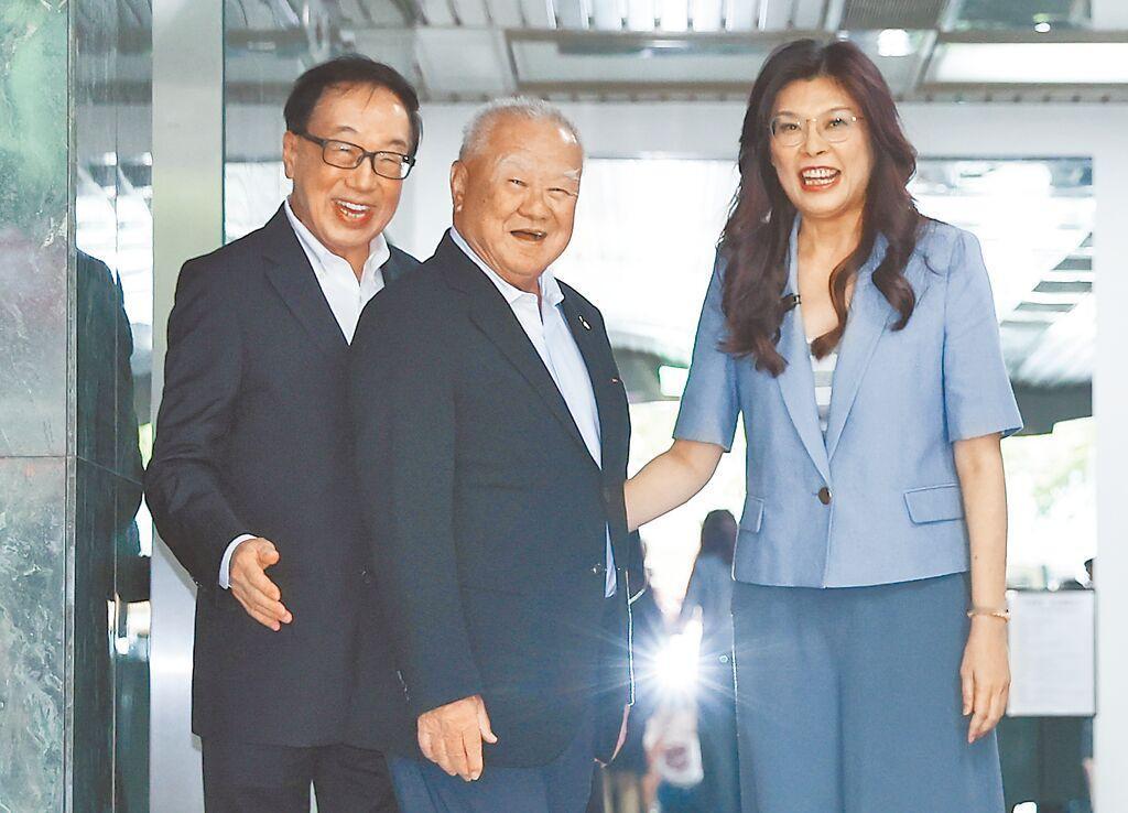 郑丽文拜会玻璃大佬！国民党主席候选人郑丽文于26日拜访了台玻董事长林伯丰，以听取