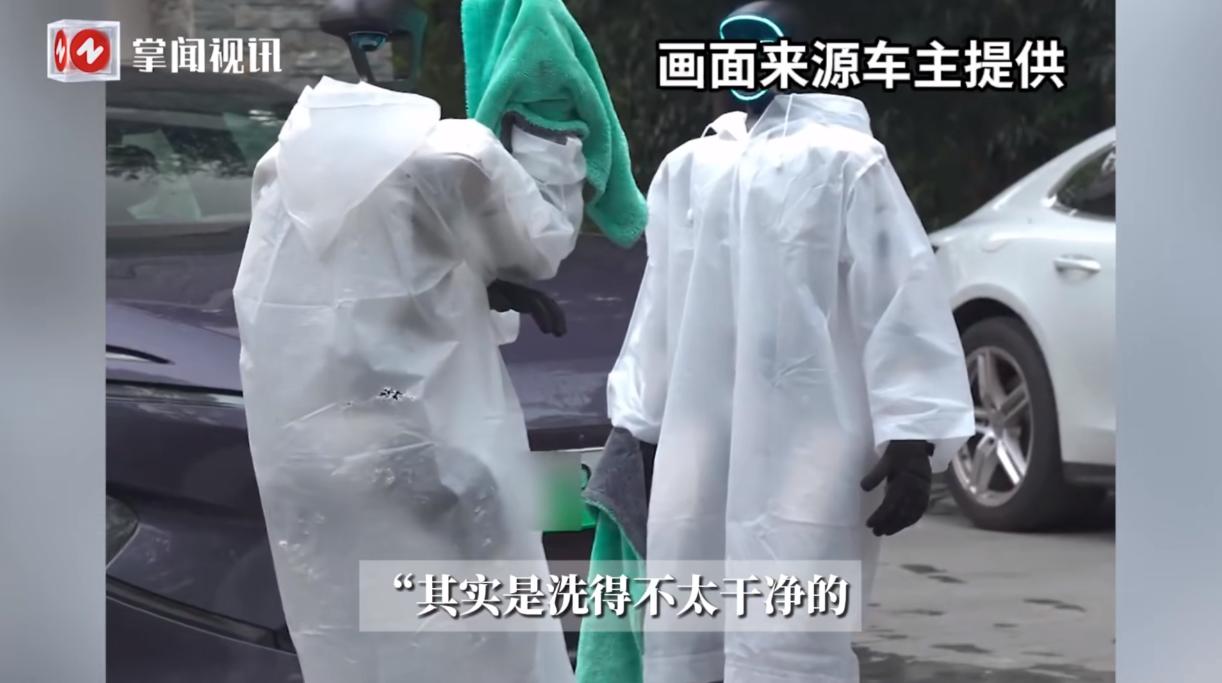 “这就是有钱任性啊！”9月23日，上海一男子花几十万元购买了两个机器人，给它们穿