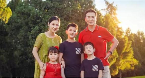 2003年，49岁的寇振海向演员李婷表白，李婷拒绝的说：寇老师，你比我大21岁，