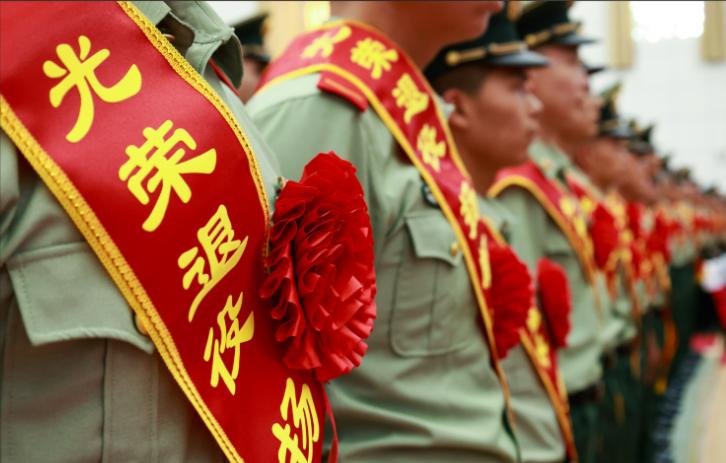 “退役”和“退伍”虽只差一字，却天差地别。退伍的义务兵，两年期满，部队叠好被子，