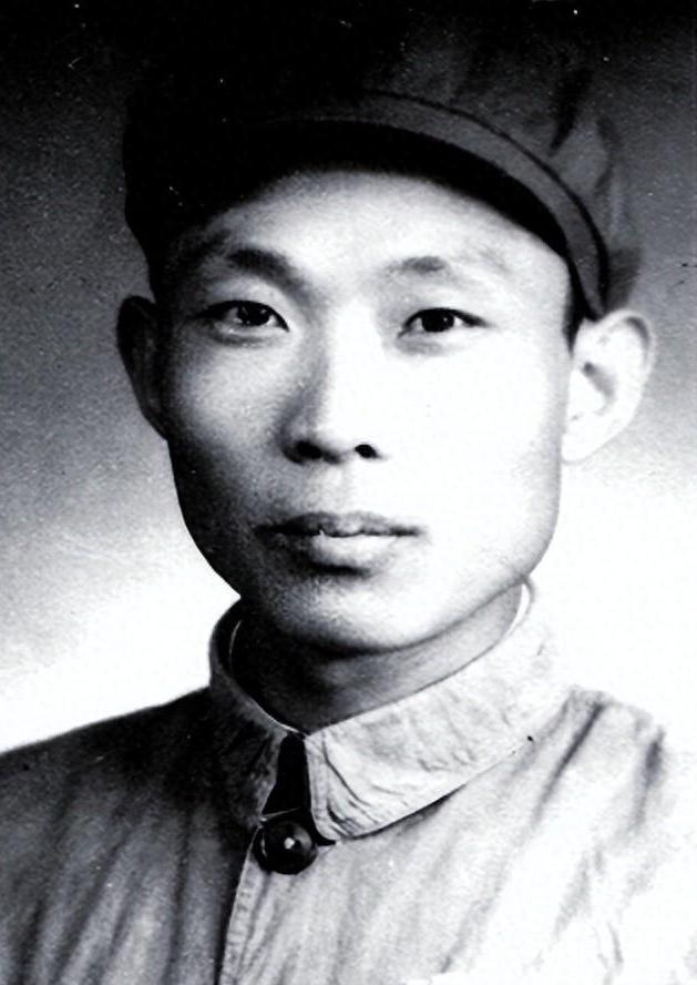 1976年，胡炜像往常一样，迈步走进那间他进出了无数次的会议室。他是副总参谋