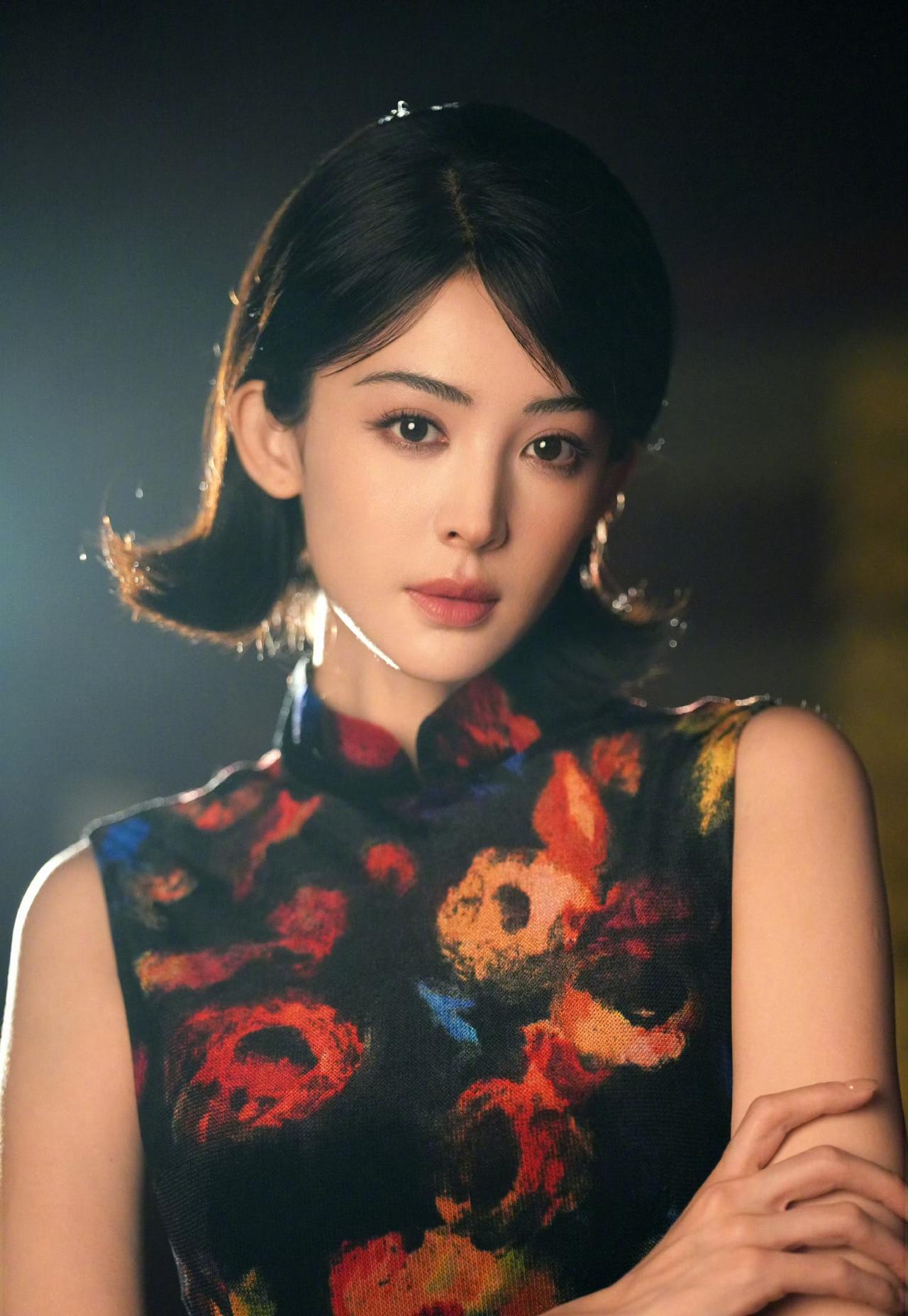 娜扎扮演的财神金宝，在《醒来》中的这个旗袍造型好美呀，不过就是感觉风尘味重了一点