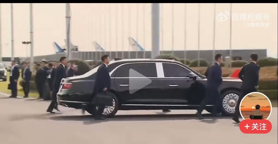 大国会晤结束，红旗车离开，五名韩国安保立刻跟车小跑起来……他们一人守着一个车窗