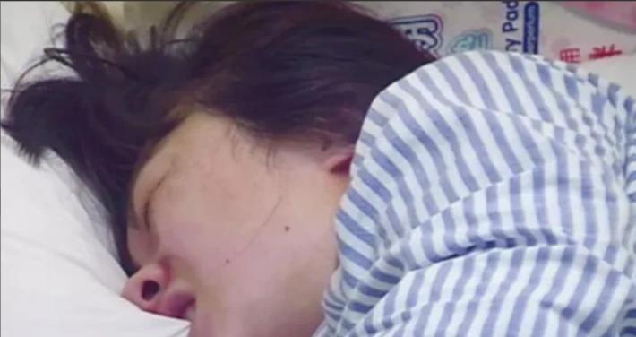 河南一聋哑孕妇生产，却迟迟不见丈夫的出现，直到医生为其做剖腹产，解开她衣服时才知